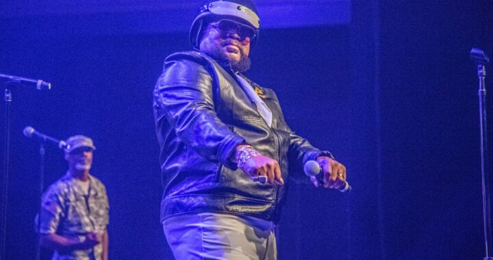 Victor Willis en el escenario con Village People interpretando YMCA